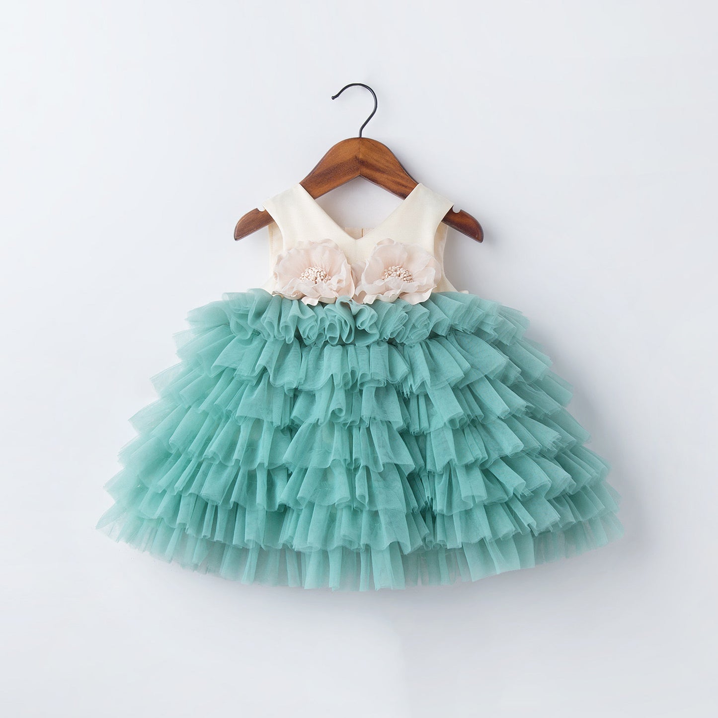 Vestido Infantil con Flores y Capas de Tul