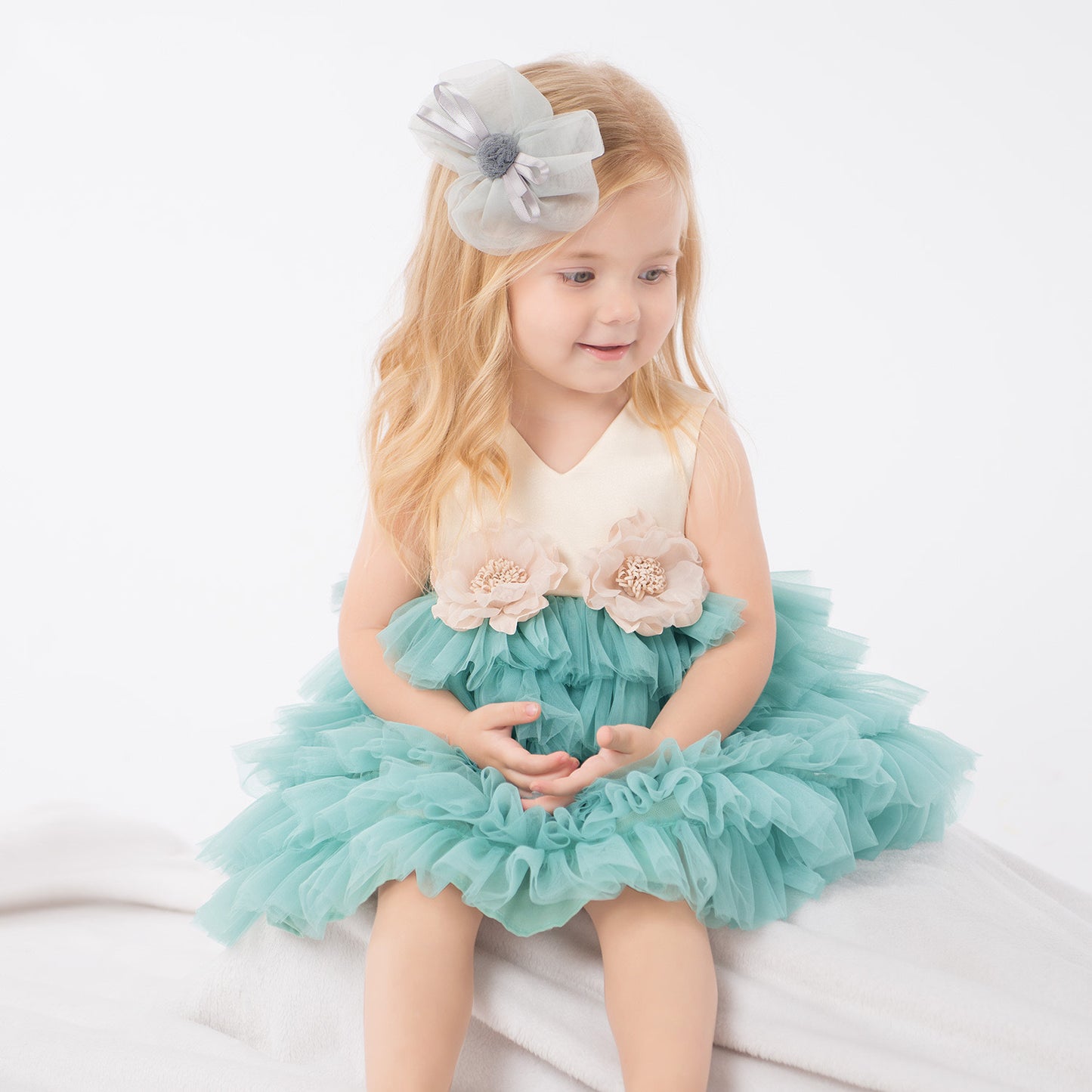 Vestido Infantil con Flores y Capas de Tul