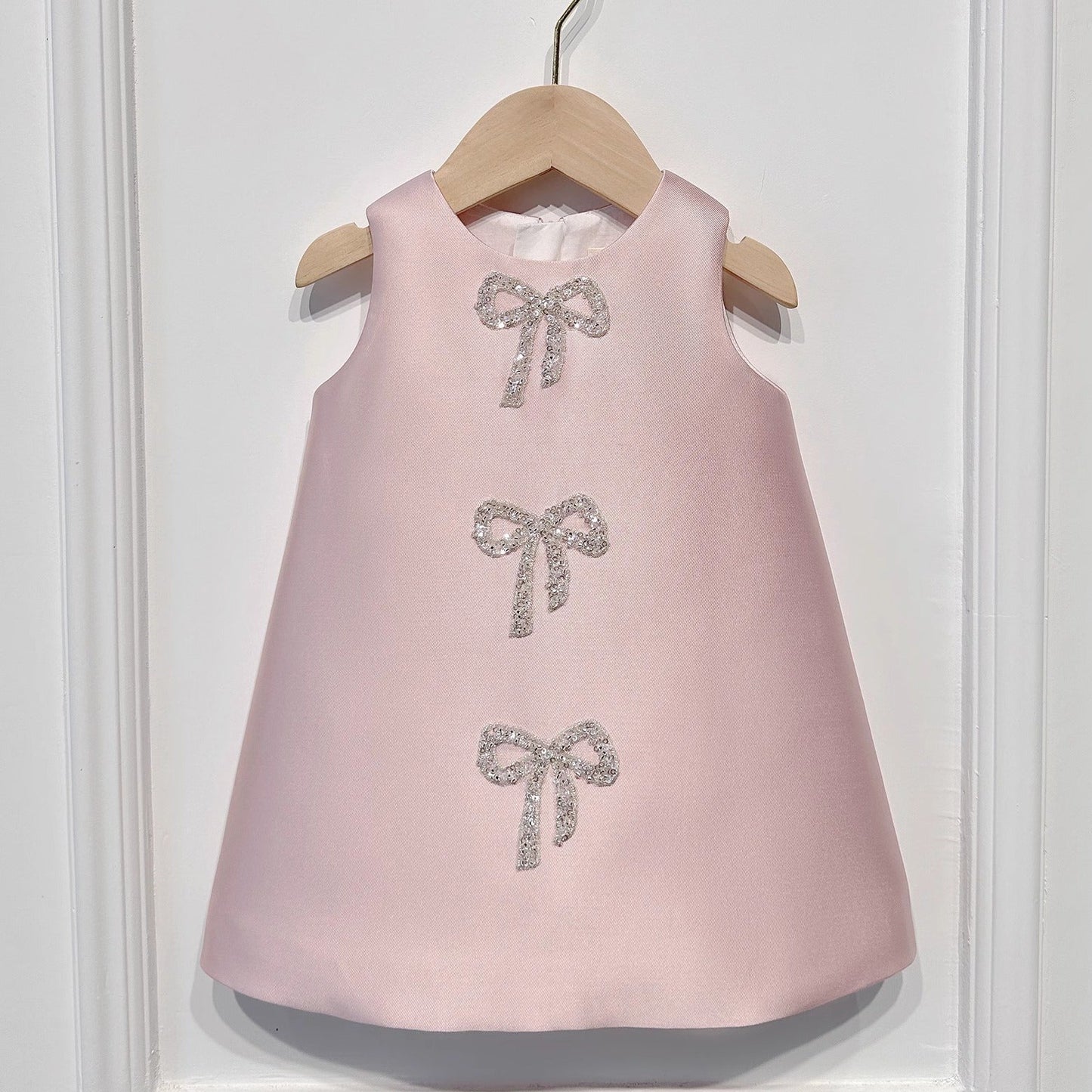Vestido Infantil con Lazos Brillantes.