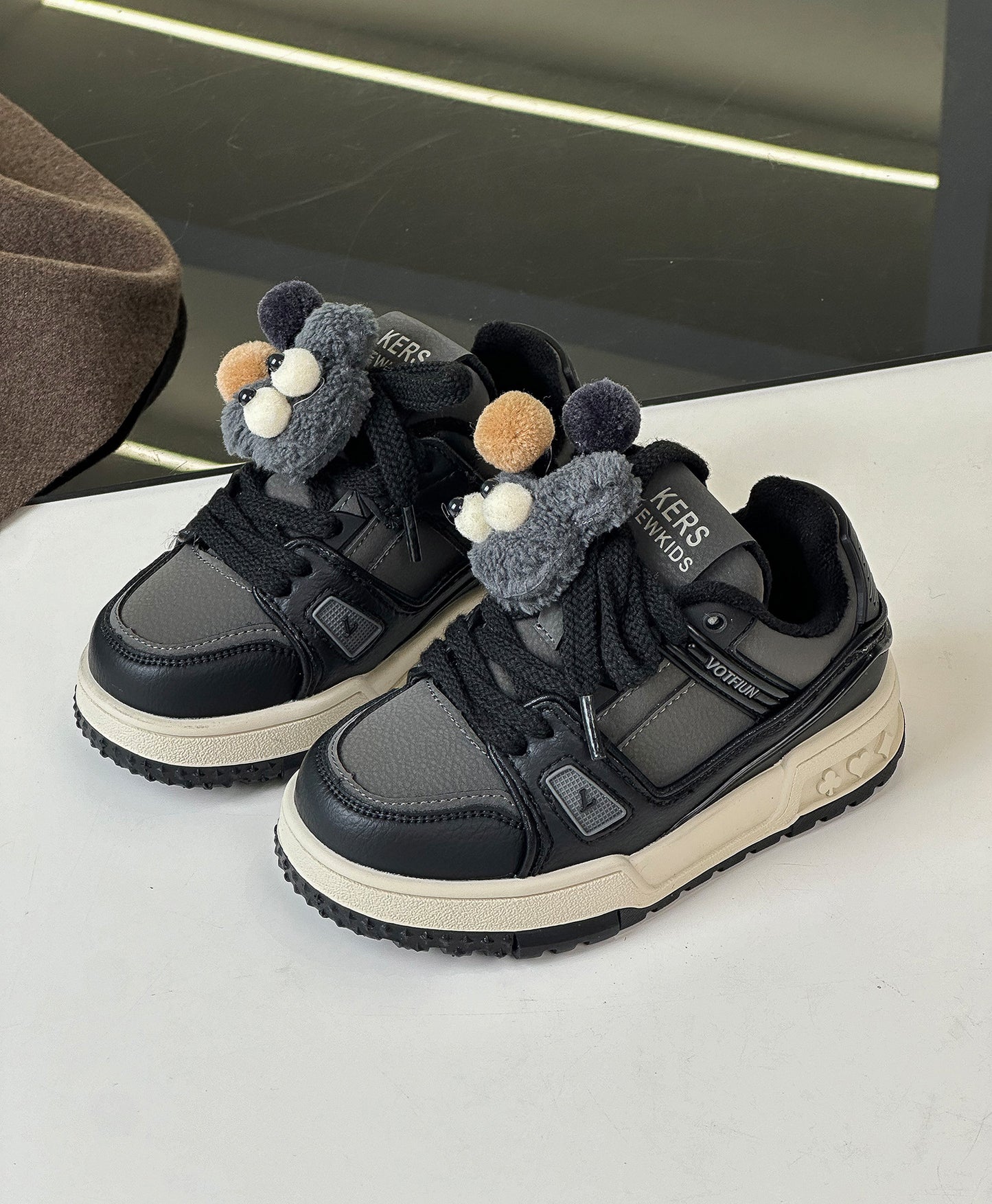 Zapatillas Deportivas Infantiles de Felpa con Pompones