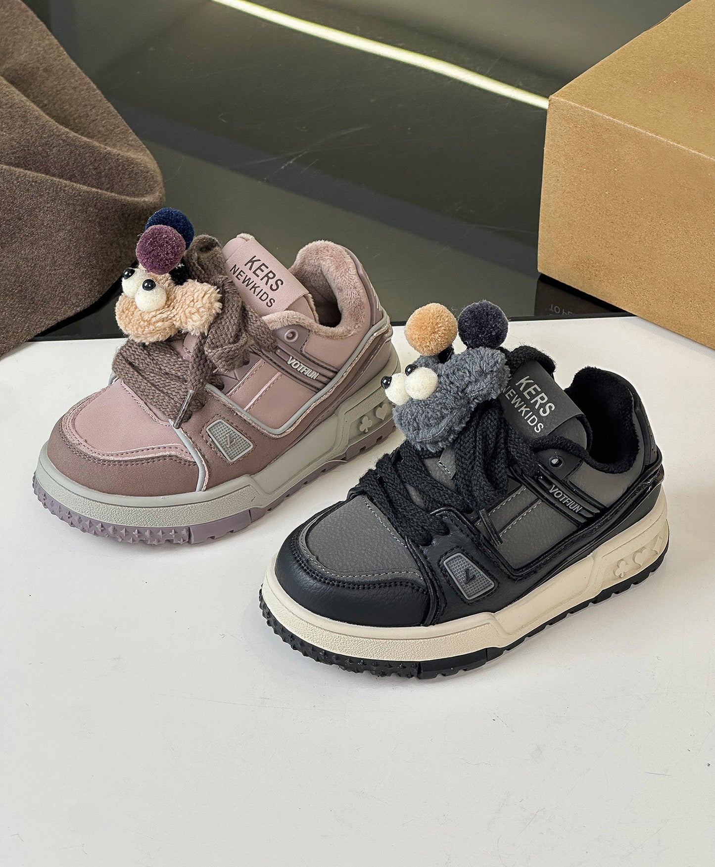 Zapatillas Deportivas Infantiles de Felpa con Pompones