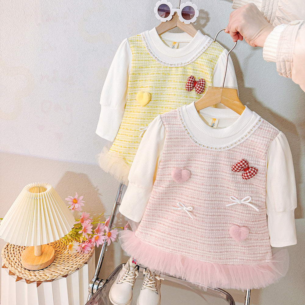 Vestido infantil con corazones y lazos