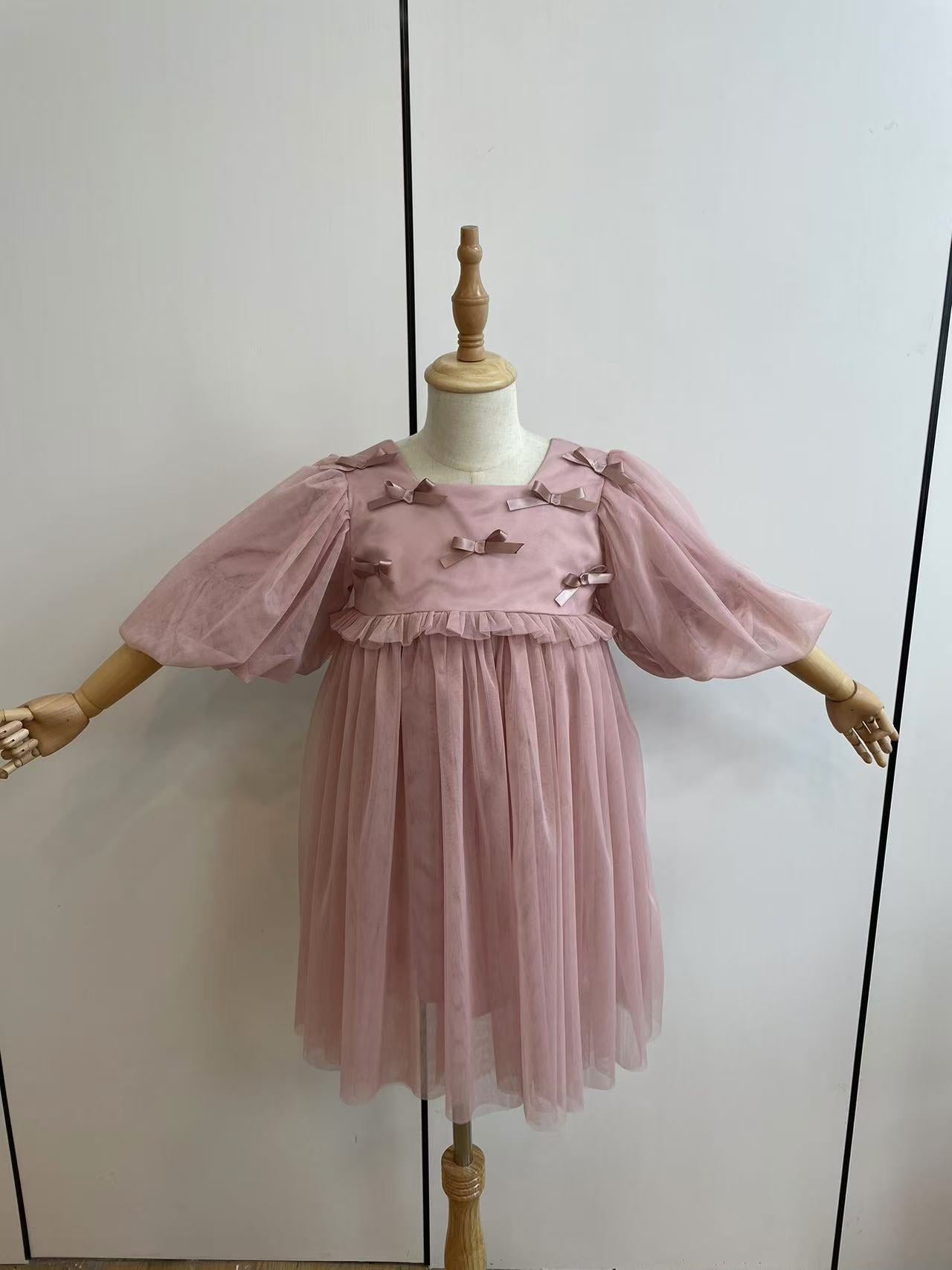 Vestido infantil rosa con lazos