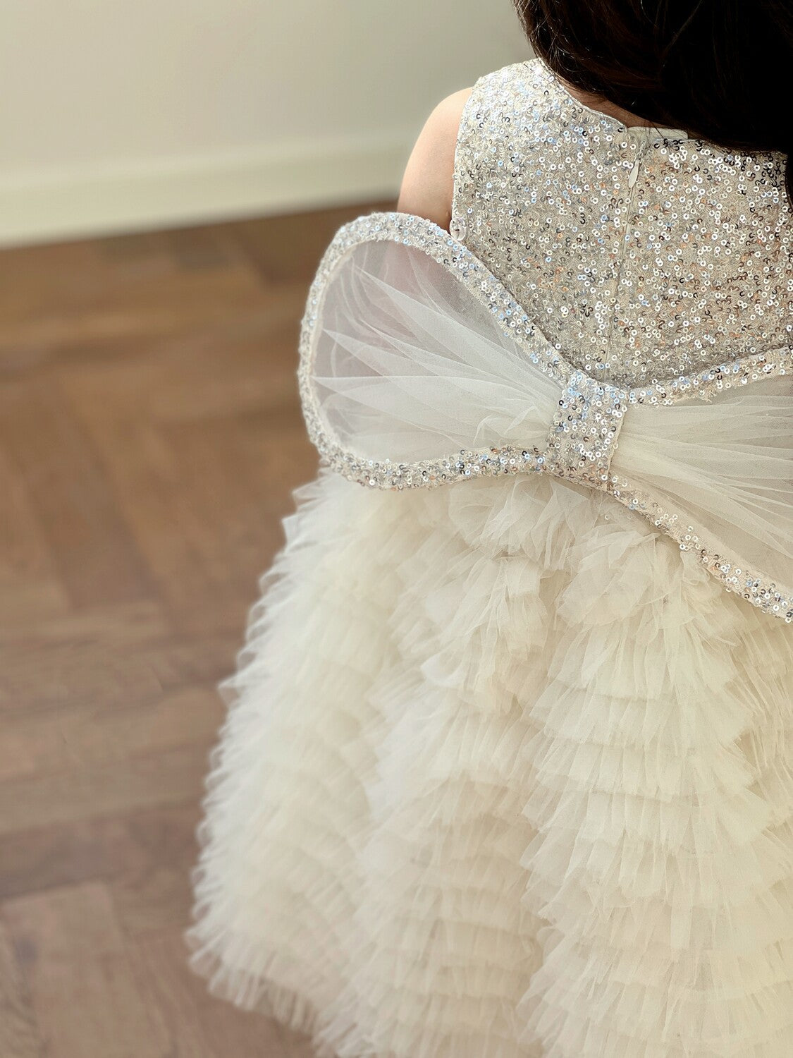 Vestido infantil brillante con alas