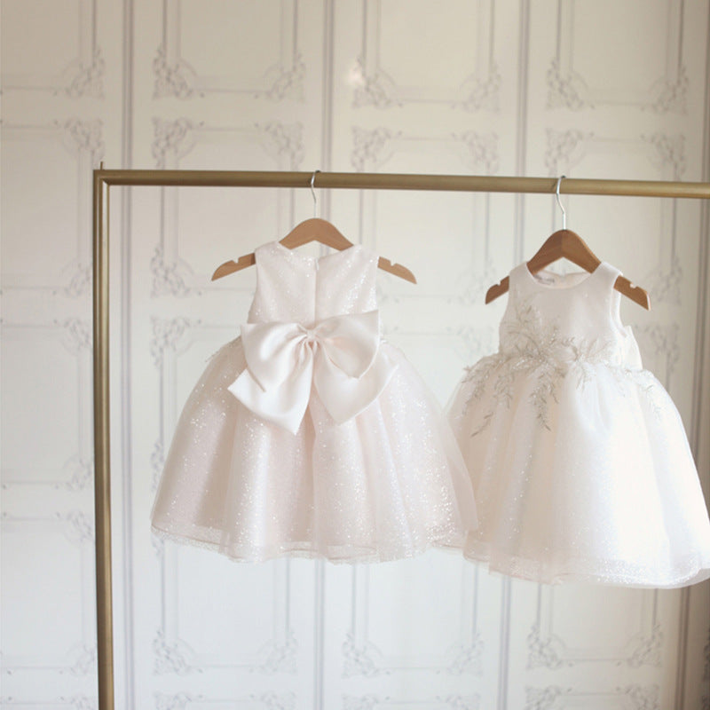 Vestido de fiesta infantil blanco brillante con flores