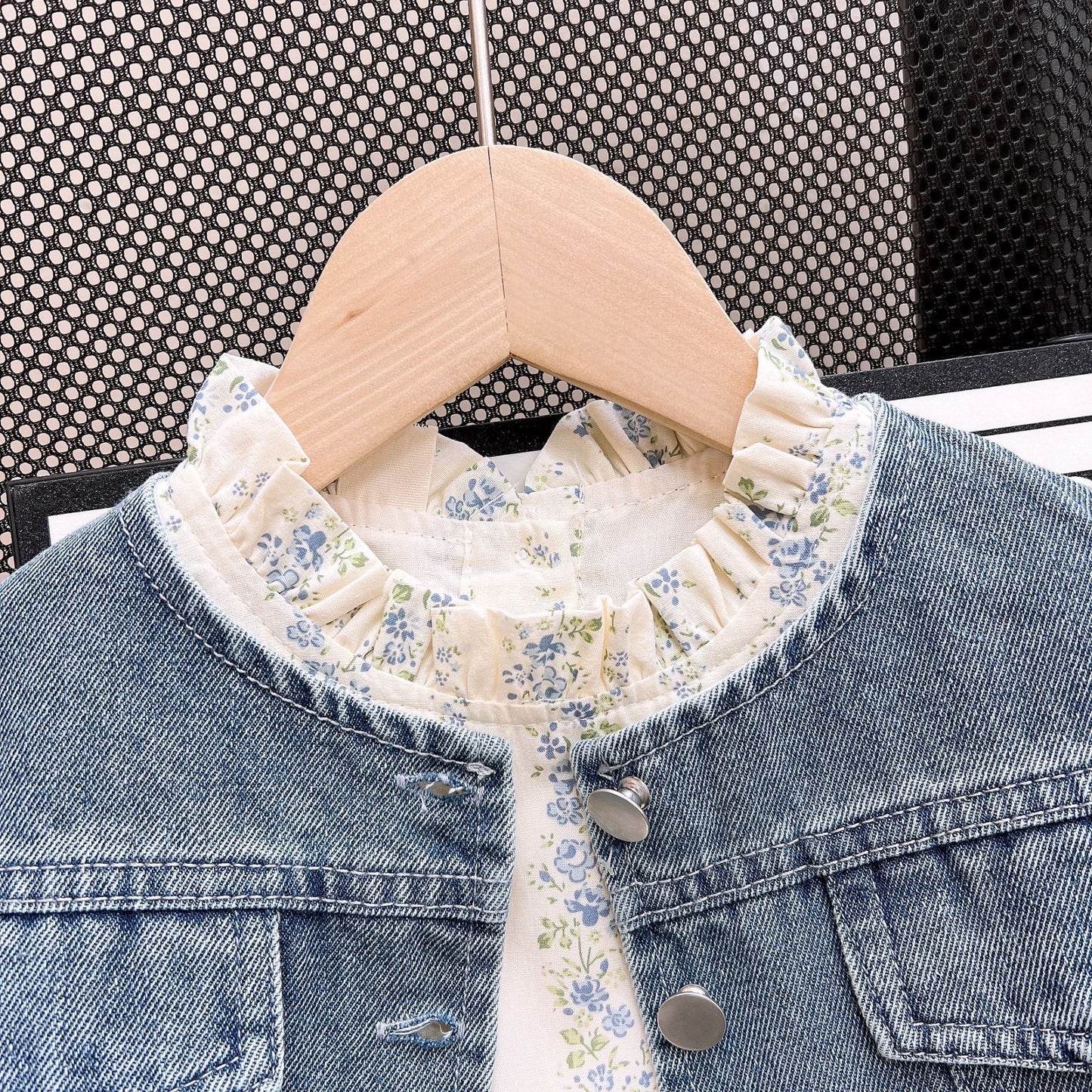 Conjunto infantil de flores y vaqueros