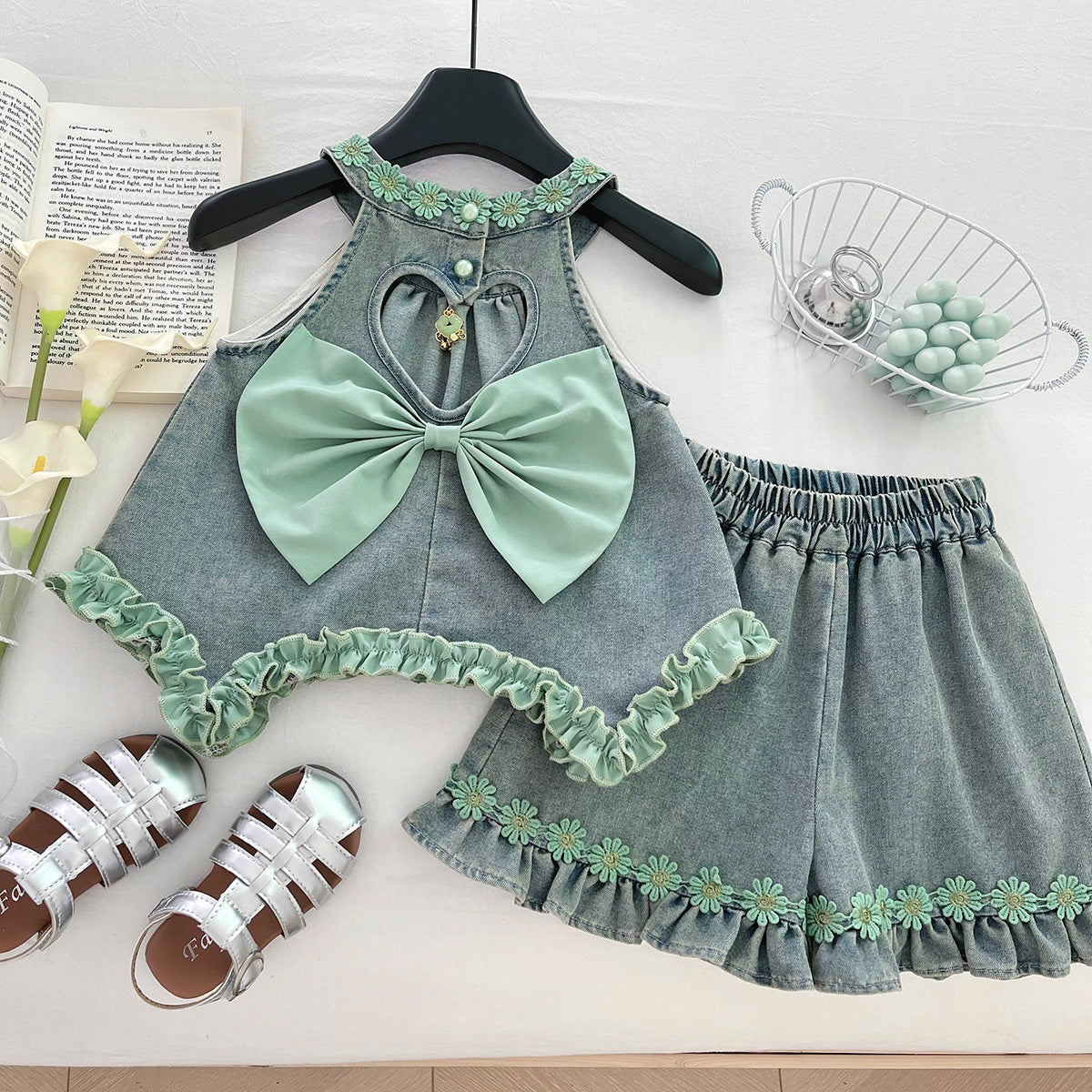 Conjunto vaquera para niña con estampado floral