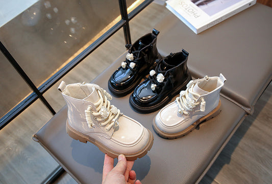 Botas de niña con broche de rosa