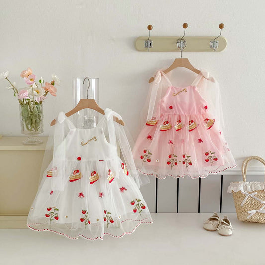 Pastel de vestidos infantiles y fresas