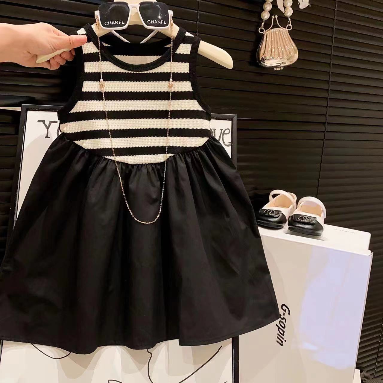 Vestido Infantil de Rayas Negras