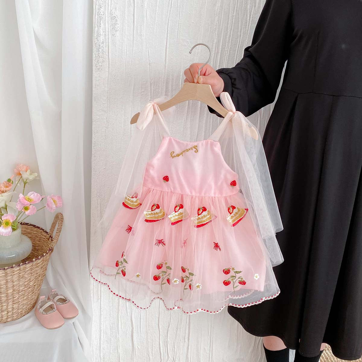 Pastel de vestidos infantiles y fresas