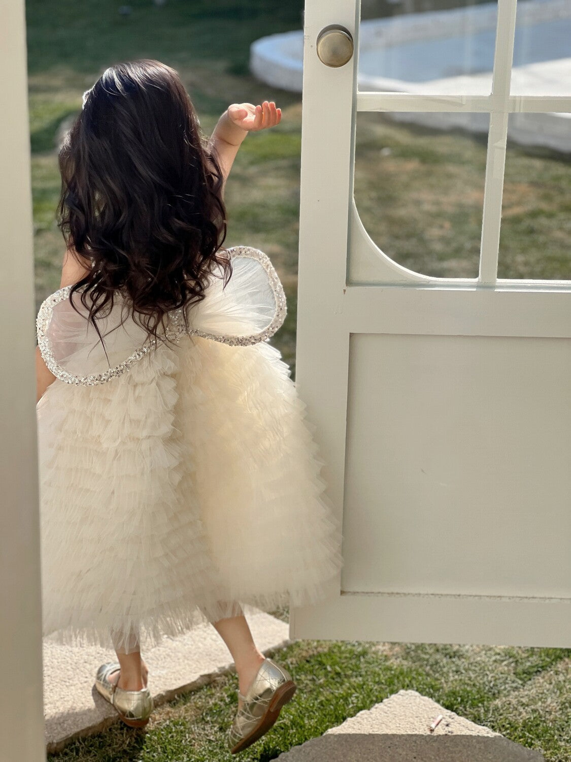 Vestido infantil brillante con alas