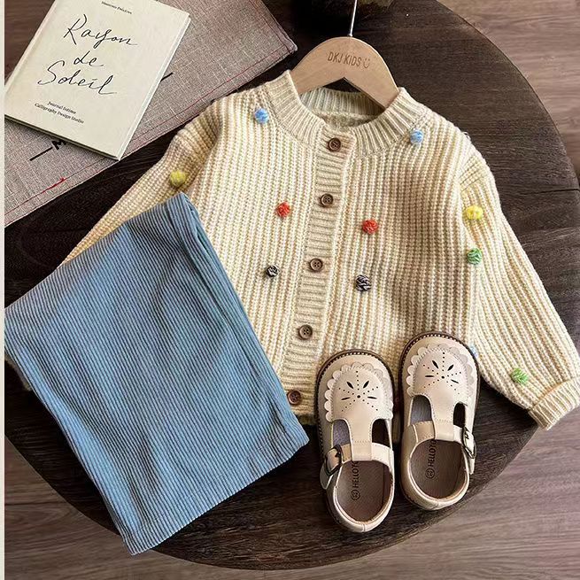 Conjunto de Pompones y Jeans para Niña