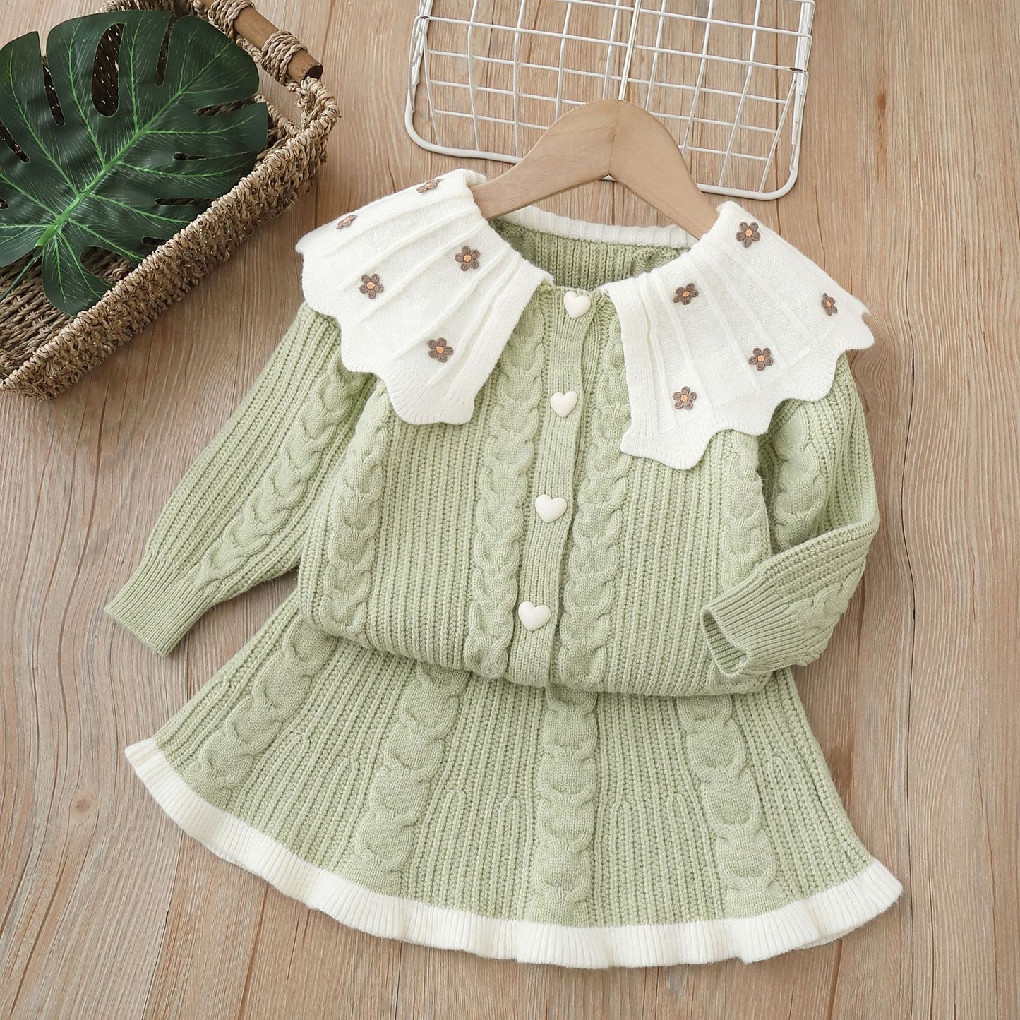 Conjunto de punto con flores para niña