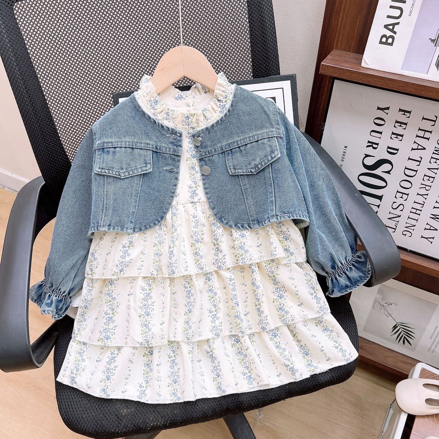 Conjunto infantil de flores y vaqueros