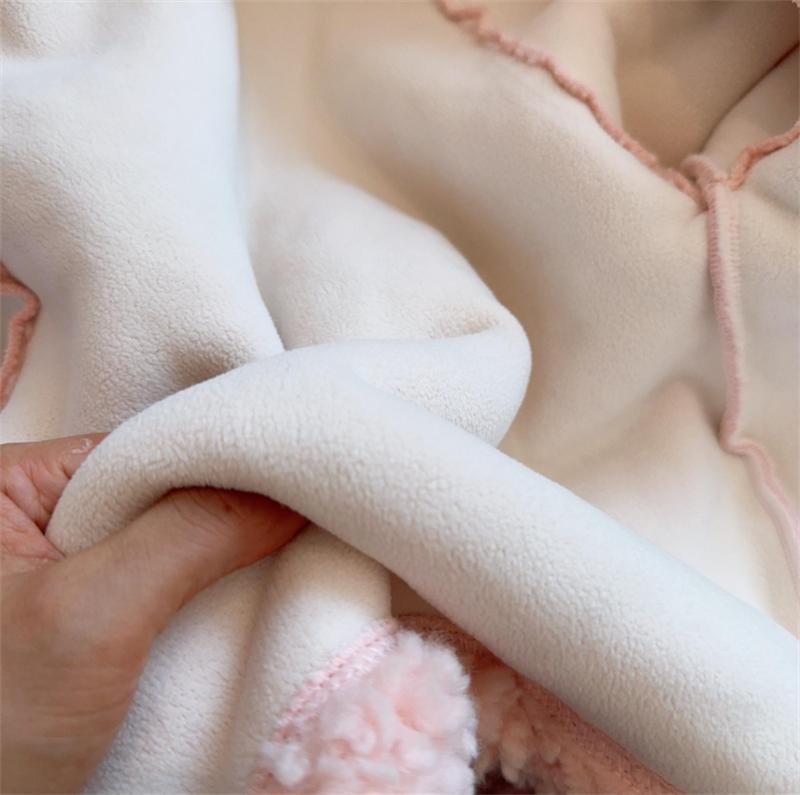 Abrigo Infantil de Lana con Botones de Corazoncitos