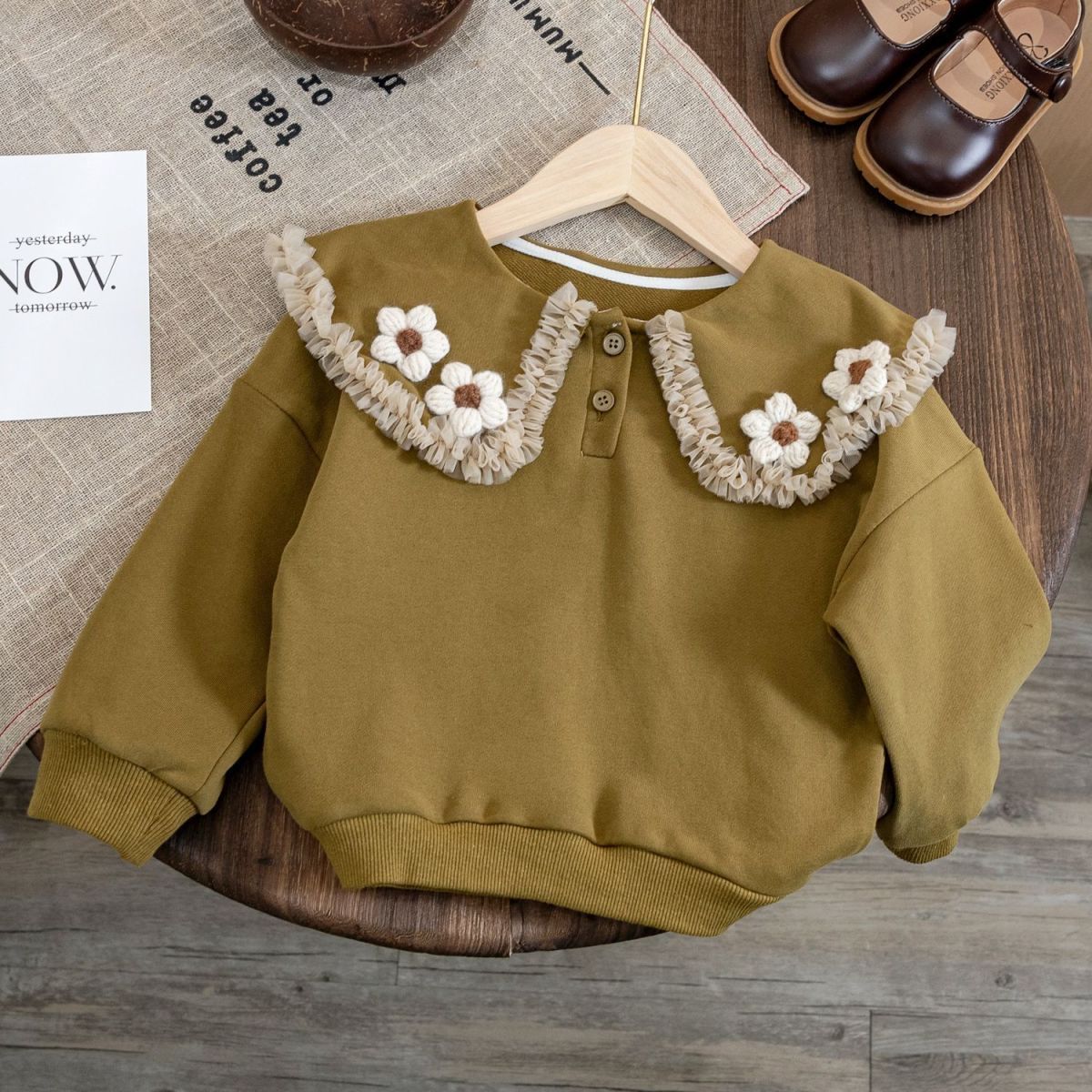 Blusa Infantil con Cuello de Flores