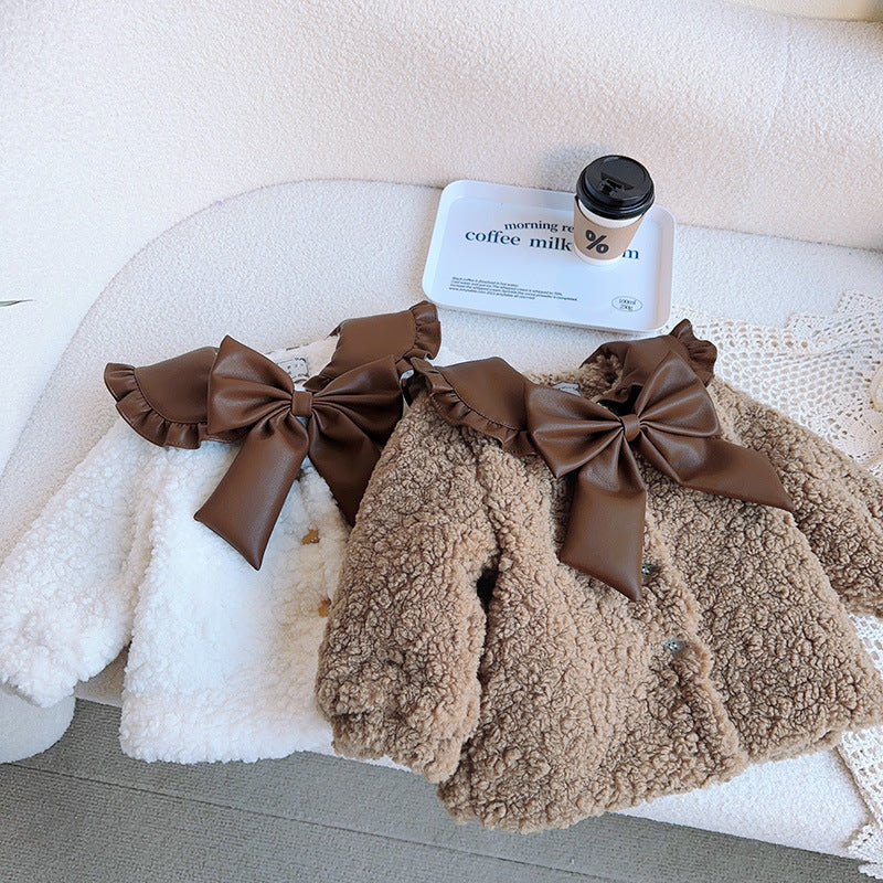 Abrigo de peluche con lazo para niña