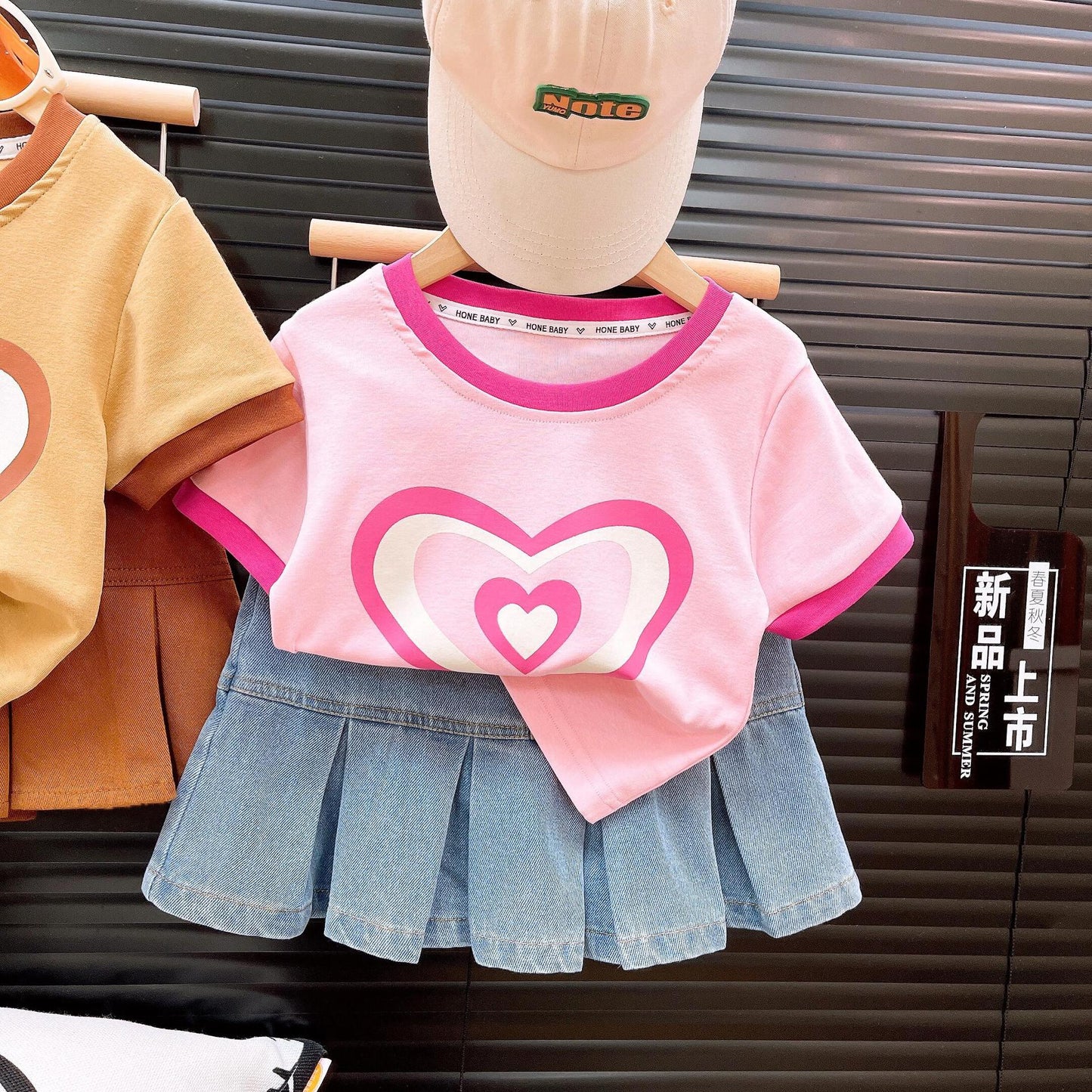 Conjunto Infantil Mujer Love y Falda Plisada