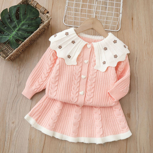Conjunto de punto con flores para niña