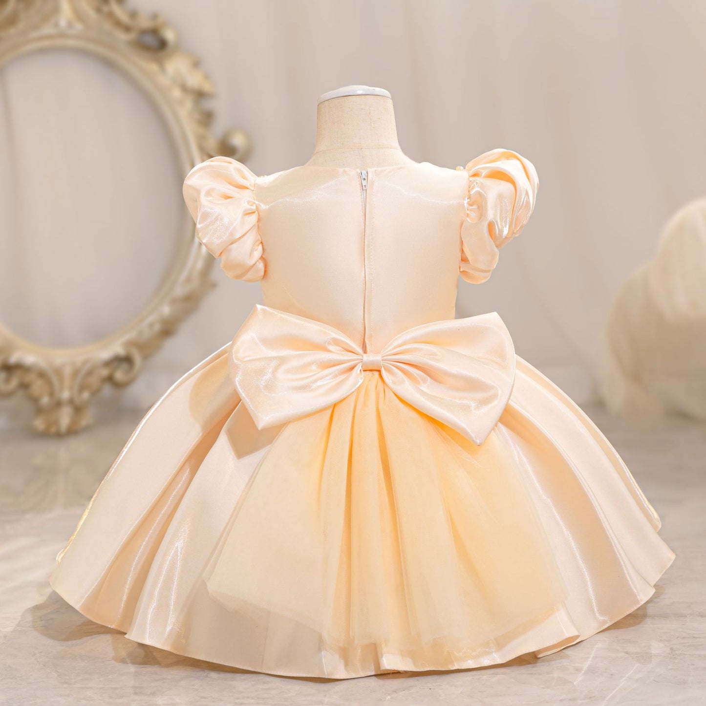 Vestido de fiesta con perlas y lazo