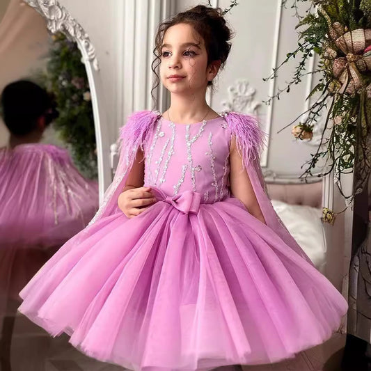 Vestido de fiesta con plumas brillantes