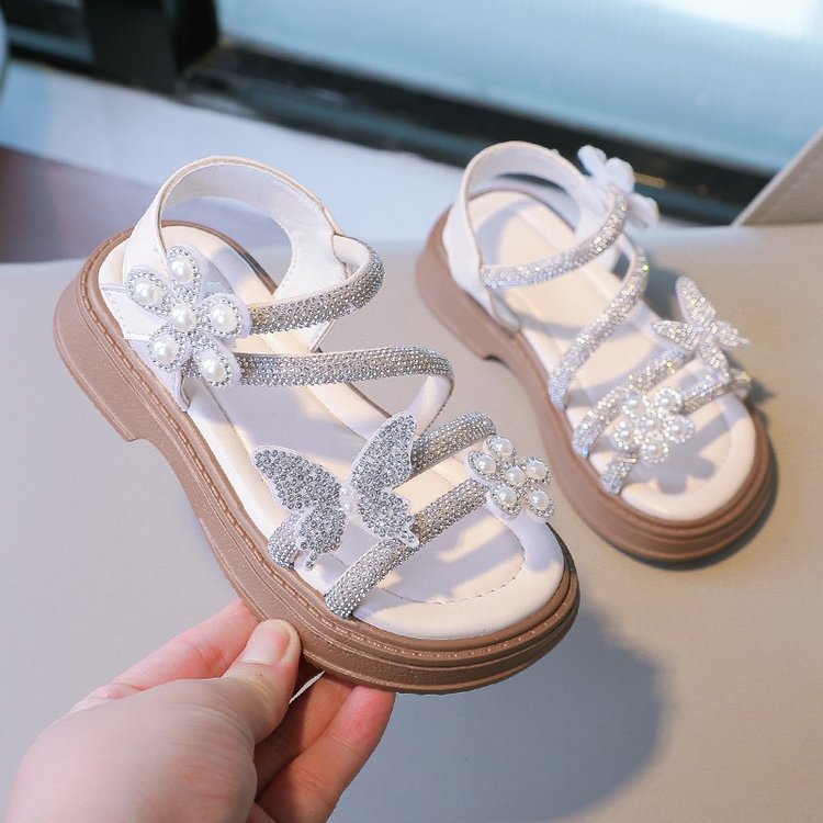 Sandalias infantiles con mariposas brillantes.