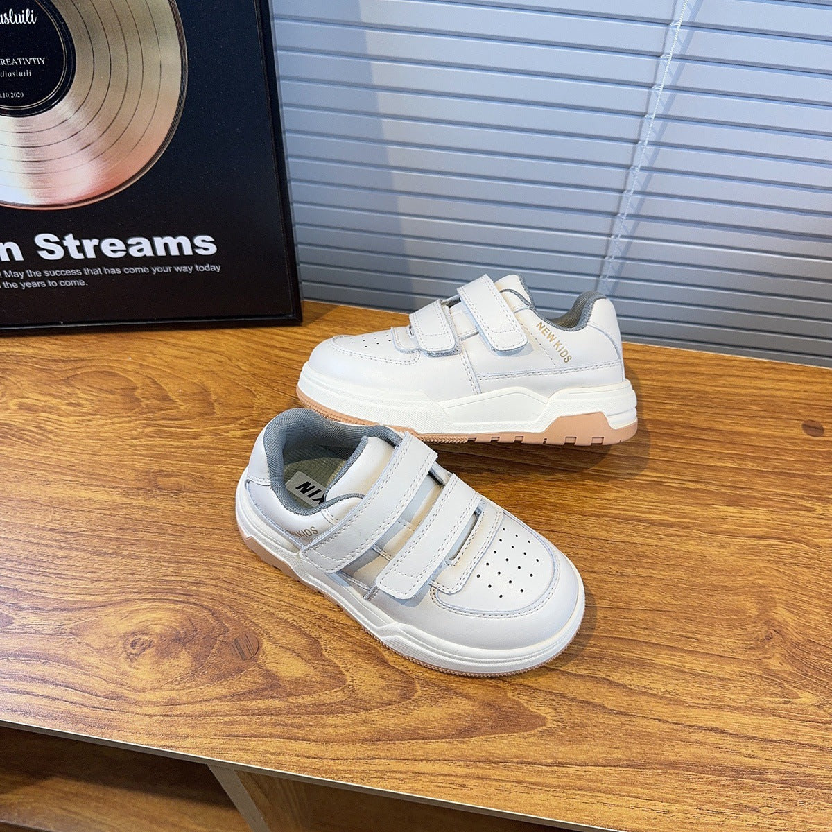 Zapatillas Blancas Con Velcro para Niños