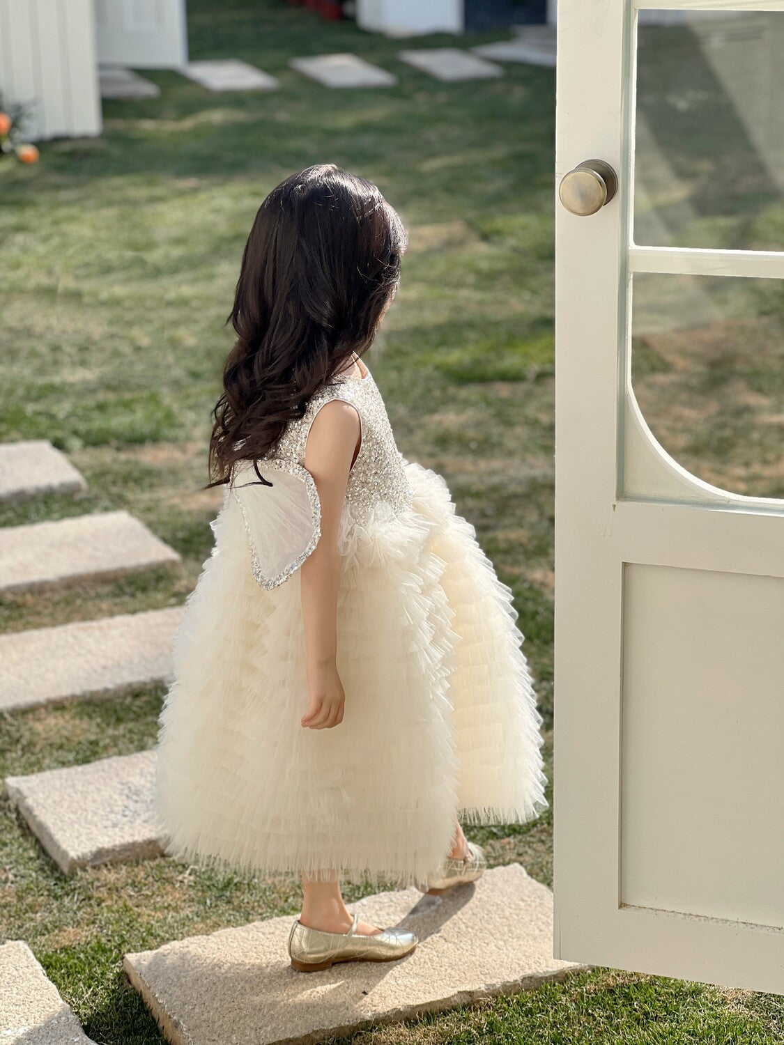 Vestido infantil brillante con alas