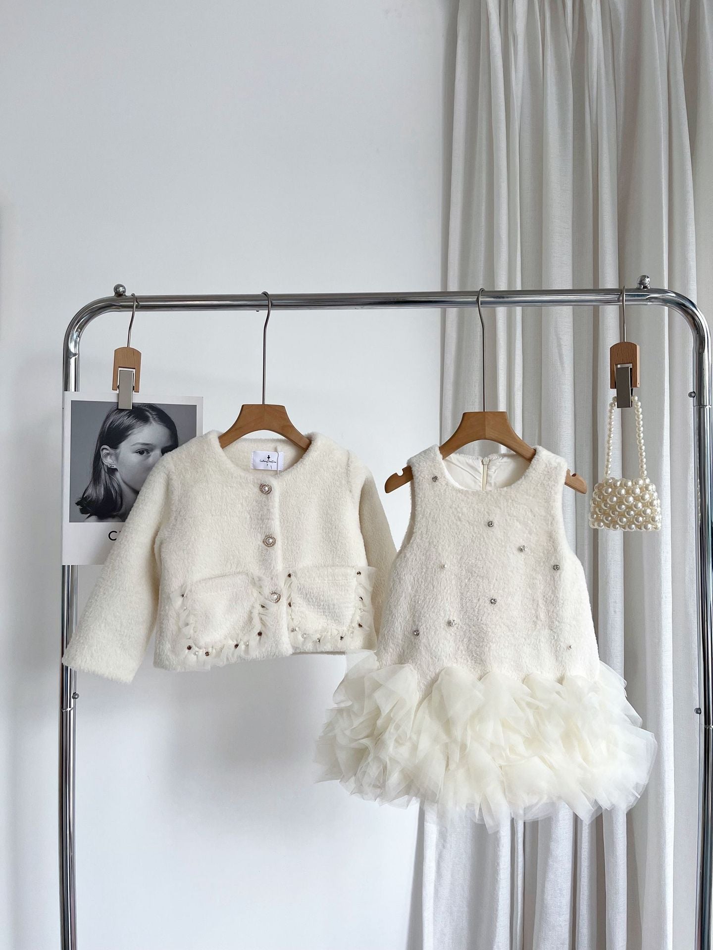 Conjunto de Abrigo y Perlas de Peluche para Niña + Vestido