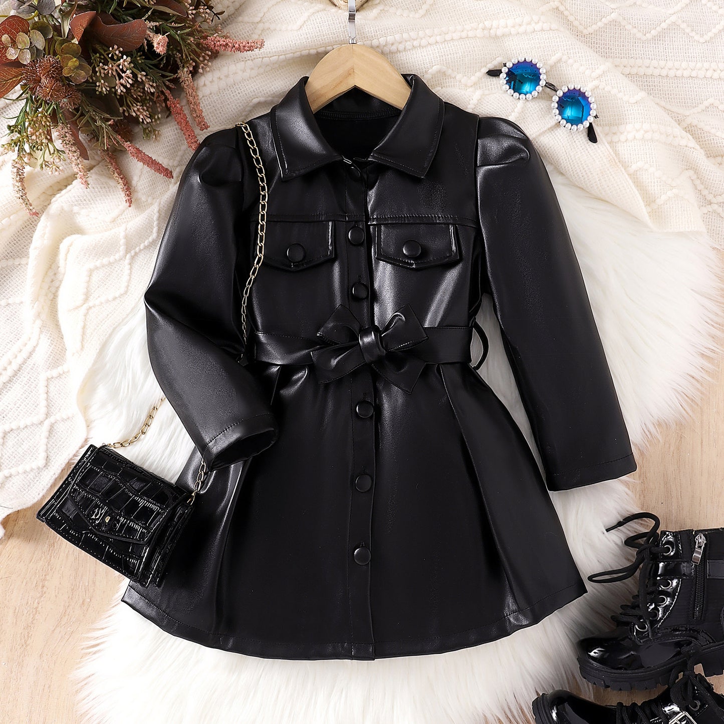 Vestido infantil de cuero negro