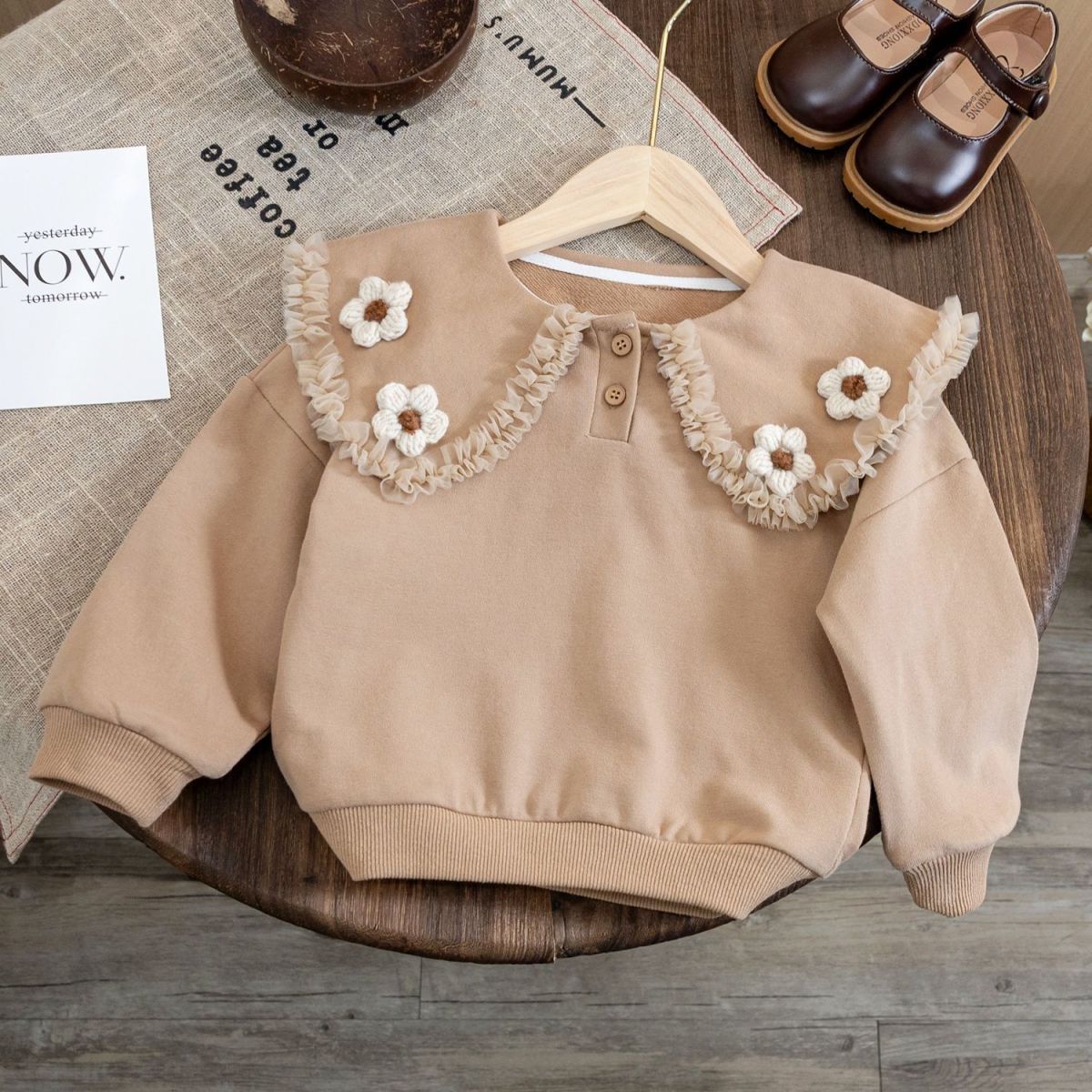 Blusa Infantil con Cuello de Flores