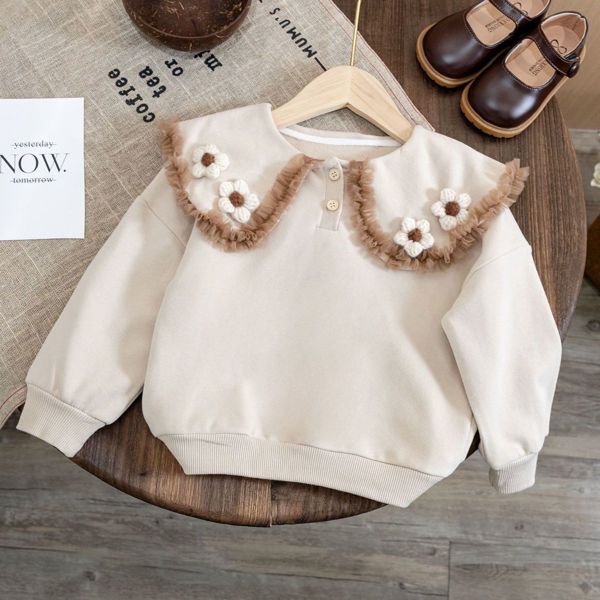 Blusa Infantil con Cuello de Flores