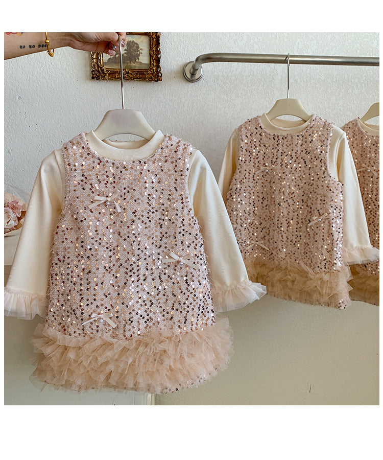 Vestido infantil brillante con lazos