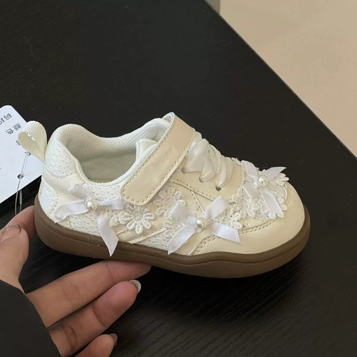 Zapatillas infantiles con flores y lazos