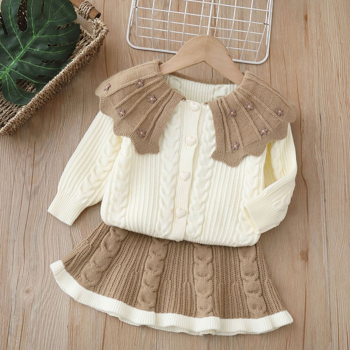 Conjunto de punto con flores para niña