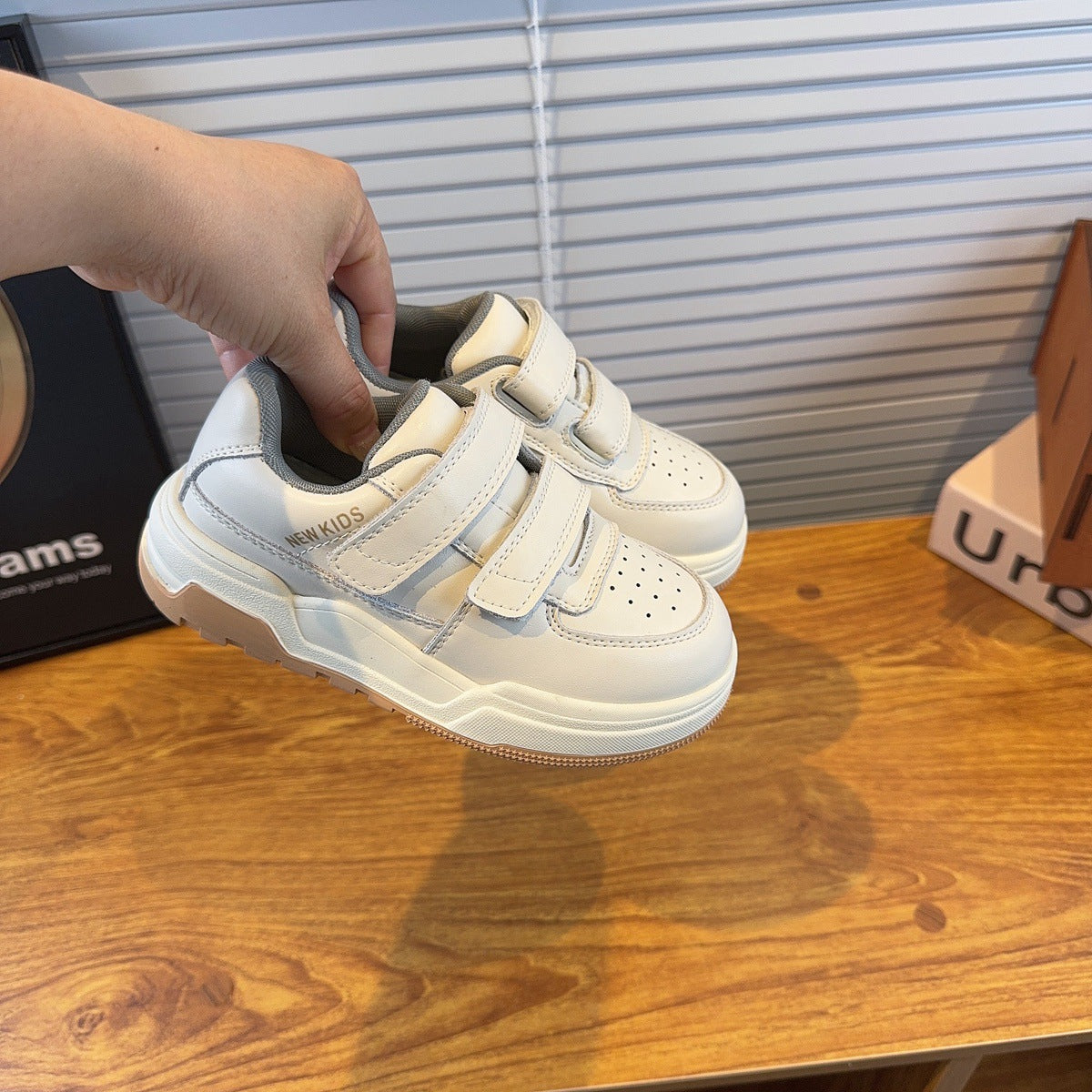 Zapatillas Blancas Con Velcro para Niños