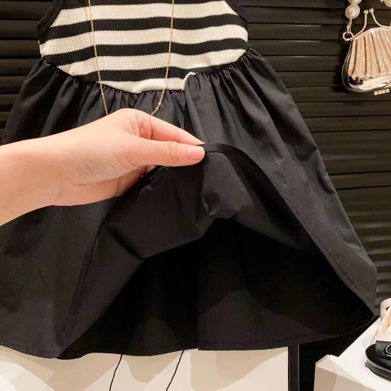 Vestido Infantil de Rayas Negras