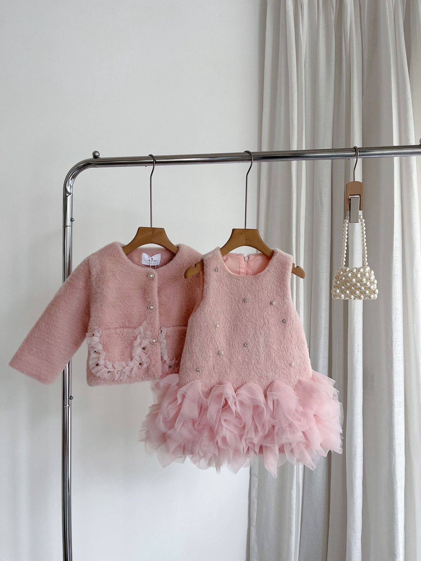 Conjunto de Abrigo y Perlas de Peluche para Niña + Vestido