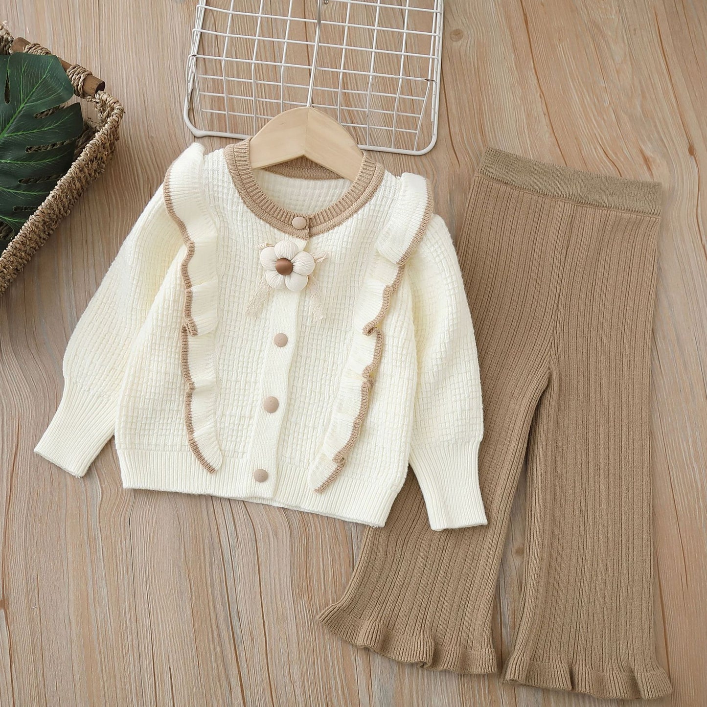 Conjunto de tejido infantil con flores