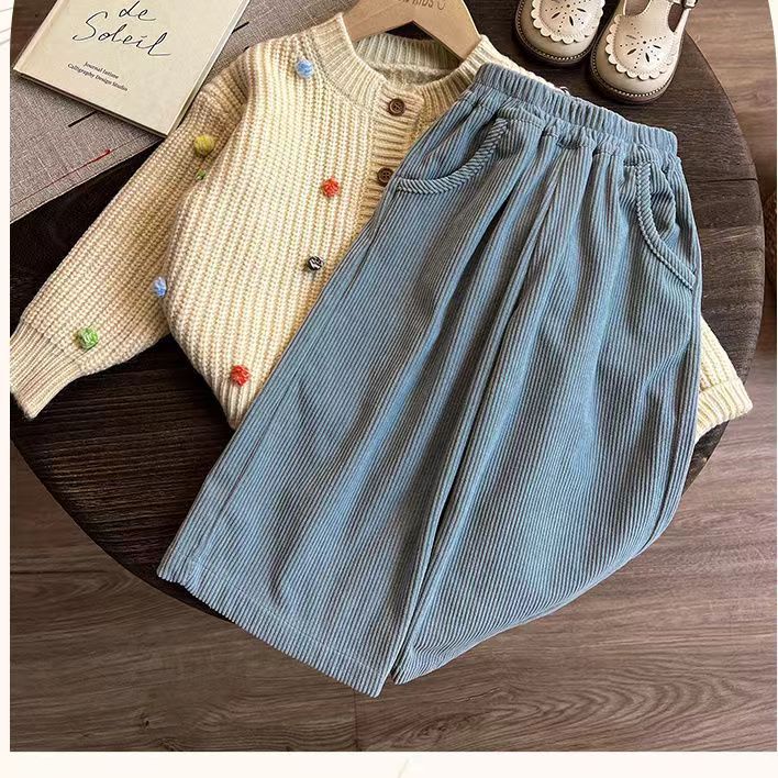 Conjunto de Pompones y Jeans para Niña