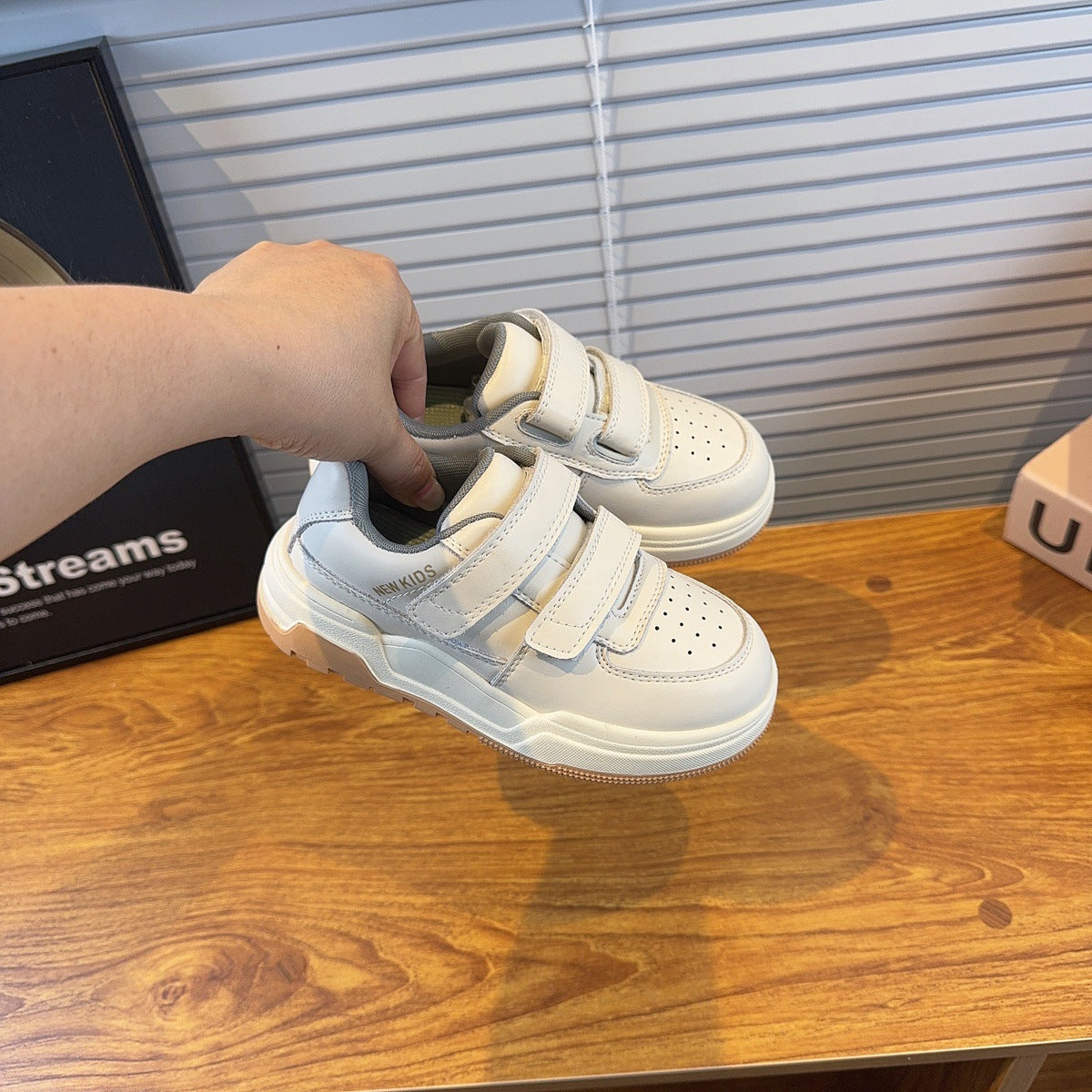 Zapatillas Blancas Con Velcro para Niños