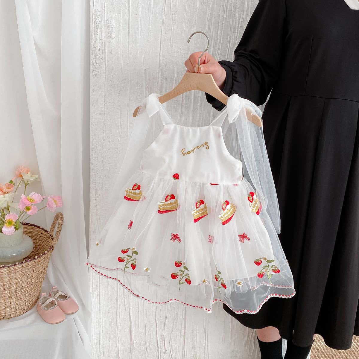 Pastel de vestidos infantiles y fresas