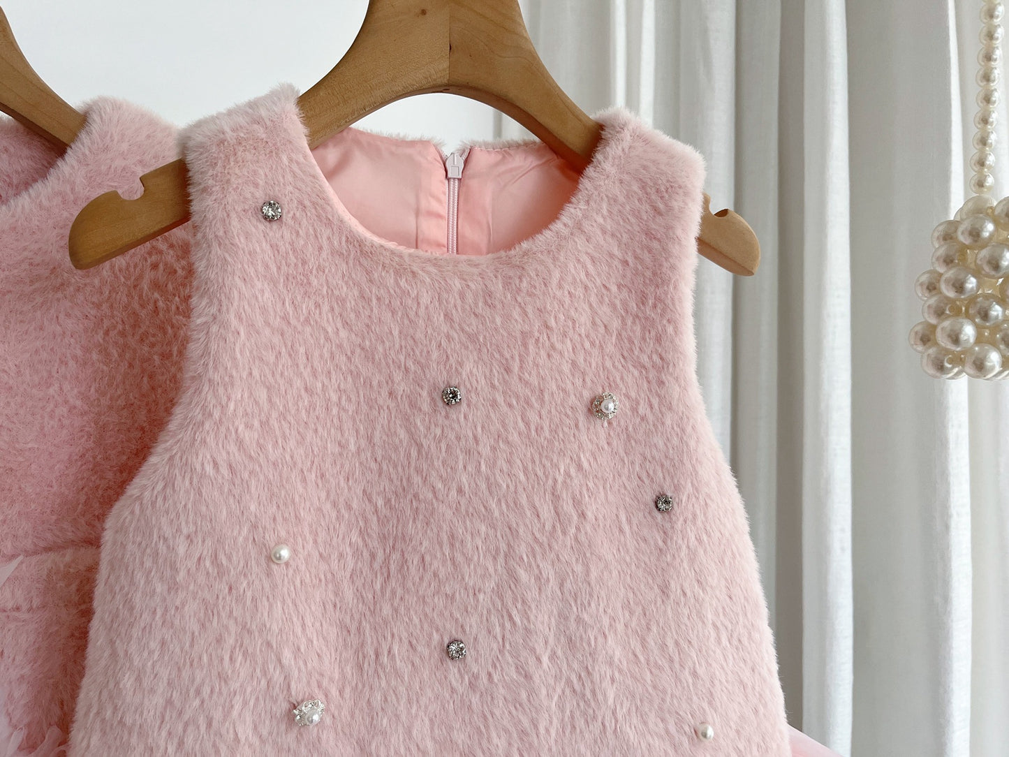 Conjunto de Abrigo y Perlas de Peluche para Niña + Vestido