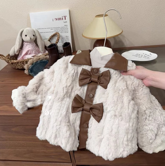 Abrigo de peluche con lazo para niña