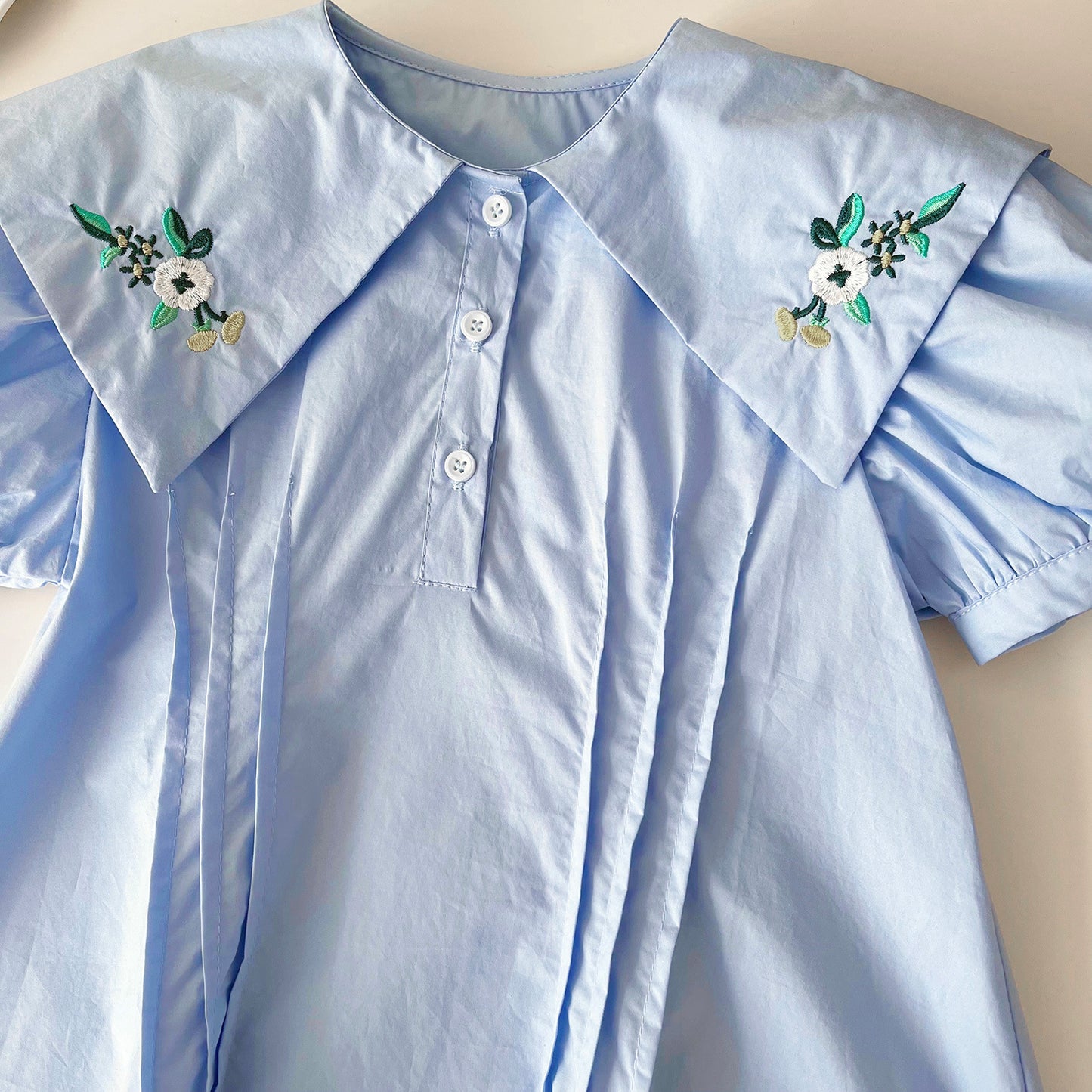 Vestido Infantil Azul con Cuello de Flores