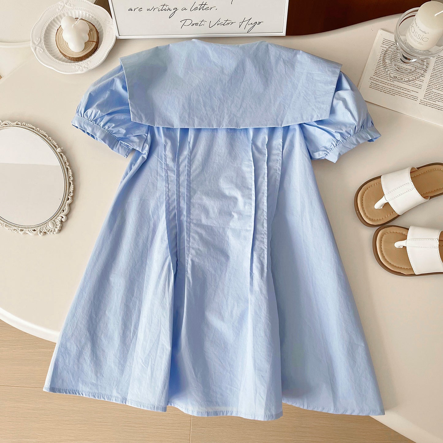Vestido Infantil Azul con Cuello de Flores