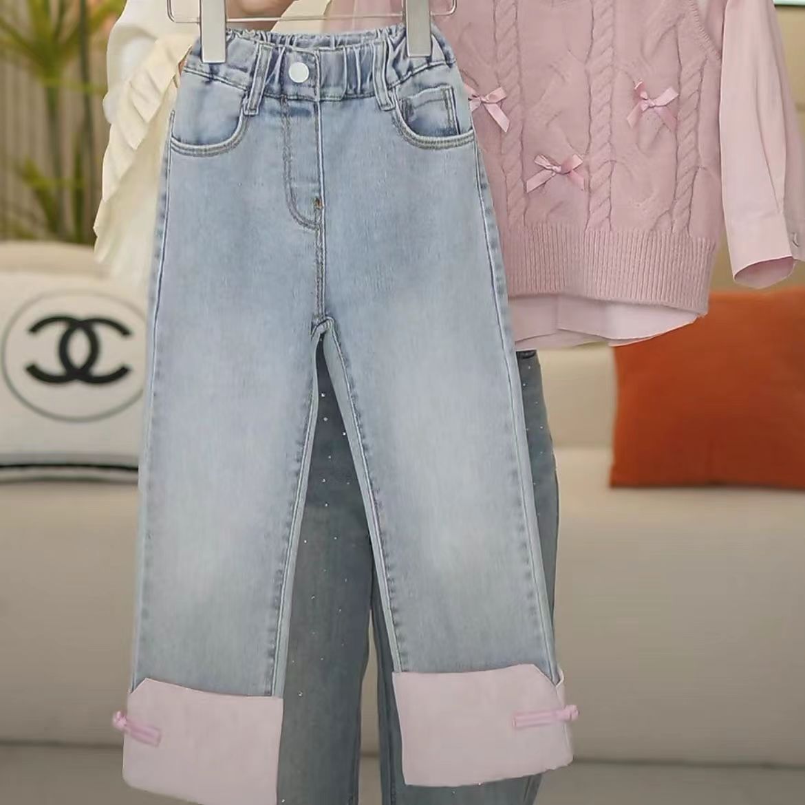 Conjunto Infantil de 3 Piezas con Lazos y Vaqueros