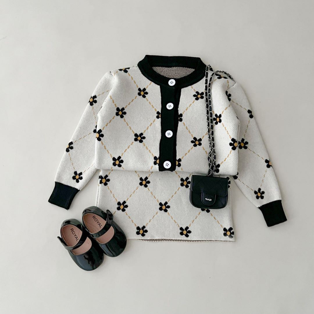 Conjunto de punto con flores para niña