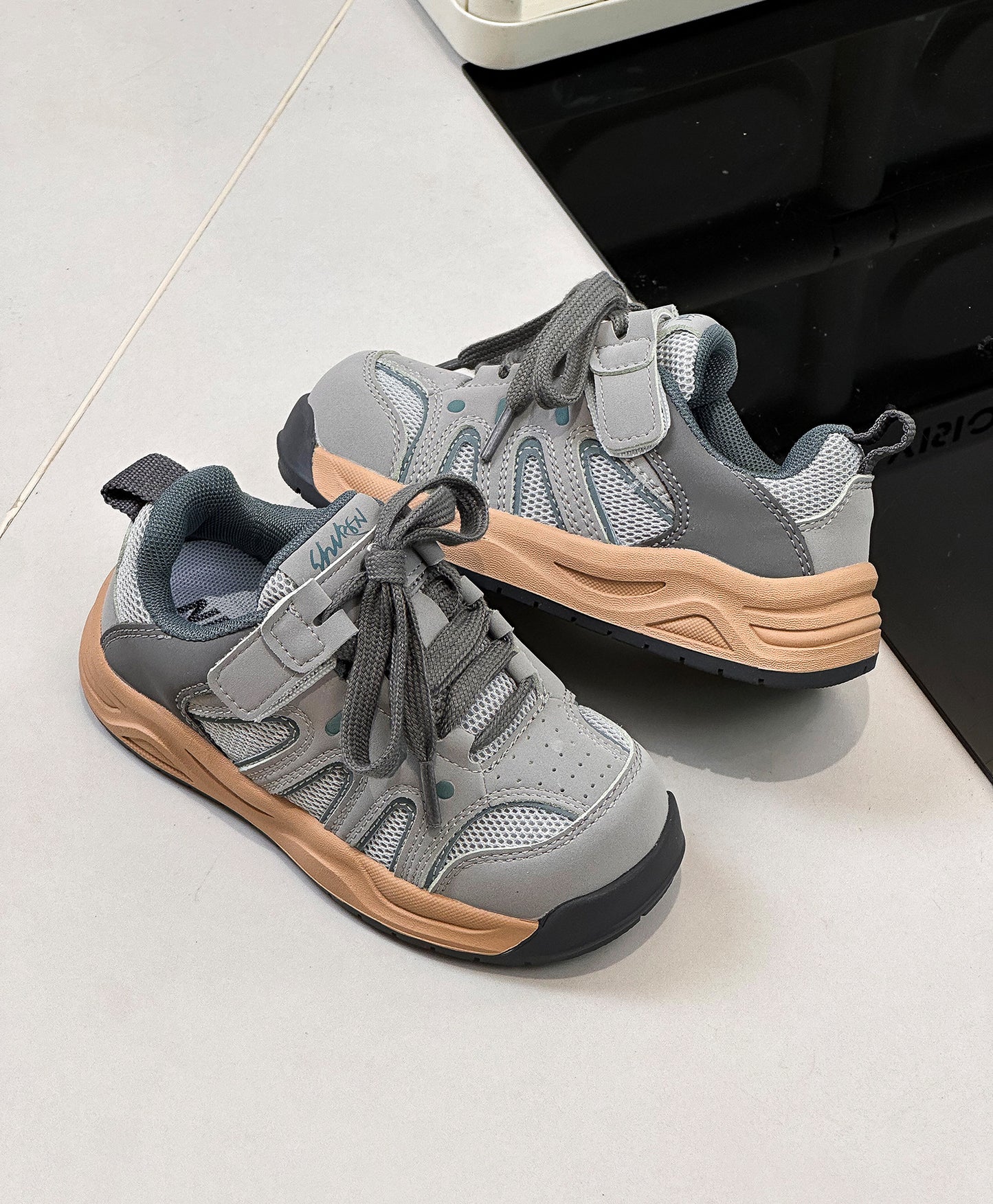 Zapatillas Deportivas Modernas con Cordones para Niños